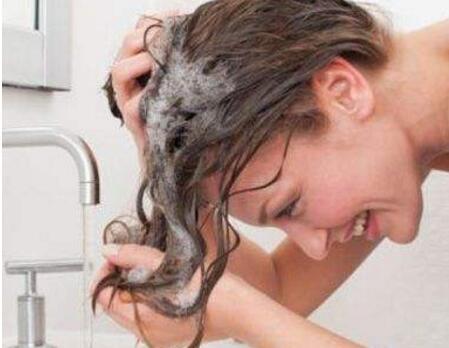 盐水洗头可以杀菌去屑防掉发，这是真的吗？